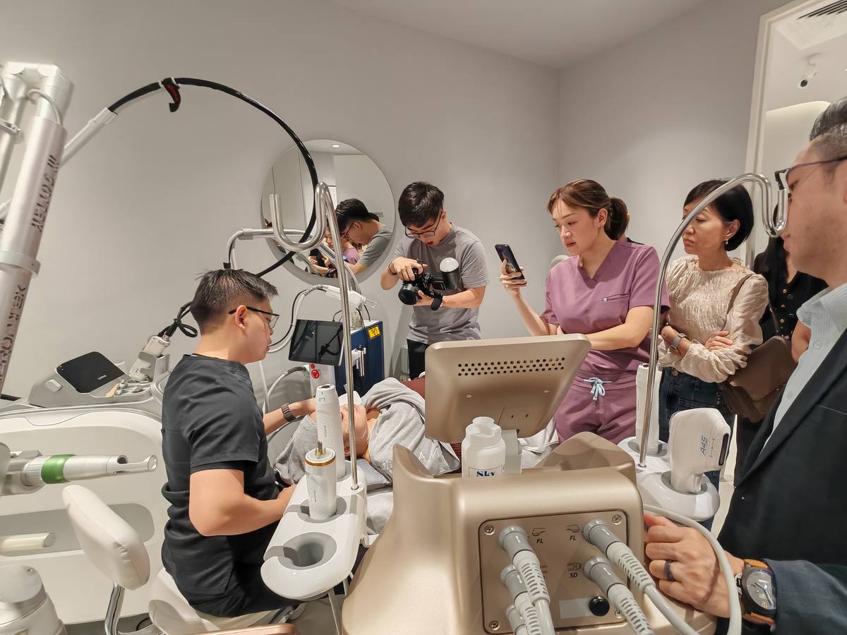 Dr Sin Yong performing live Doublo 2.0 treatment demonstration at Eternity Aesthetics & Medical Surgery on Orchard Road during HIRONIC physician training, October 2025