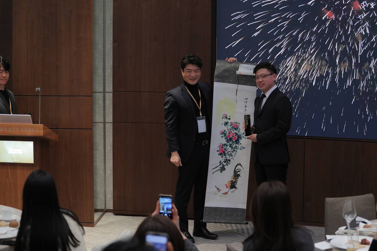 Dr Sin Yong receiving award gift from HIRONIC CEO at VVIP Partners Meeting 2026 Park Hyatt Seoul