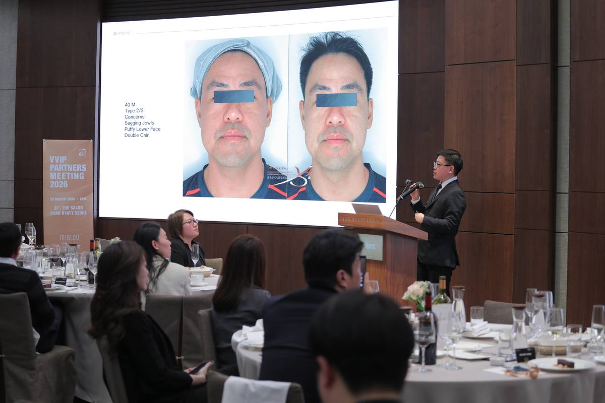 Dr Sin Yong presenting 3D Facial Reconstruction before after case study at HIRONIC VVIP Seoul 2026 — sagging jowls puffy lower face double chin result